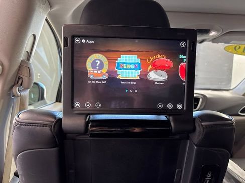 Used 2019 Chrysler Pacifica Limited w/ Tire & Wheel Group FWD image 4