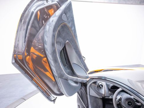 Used 2019 McLaren 600LT RWD image 5