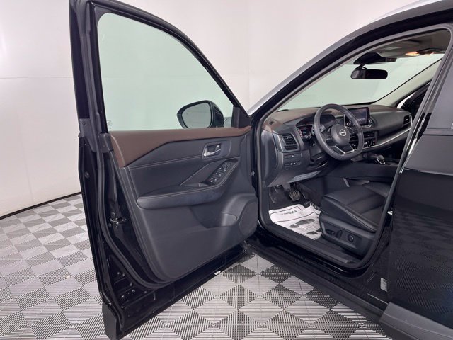 Used 2023 Nissan Rogue SV w/ SV Premium B Package FWD image 18
