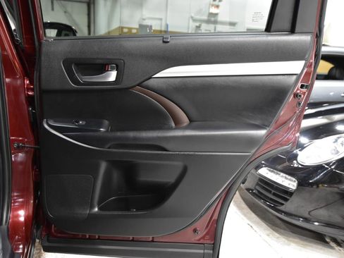 Used 2019 Toyota Highlander XLE AWD/4WD image 42