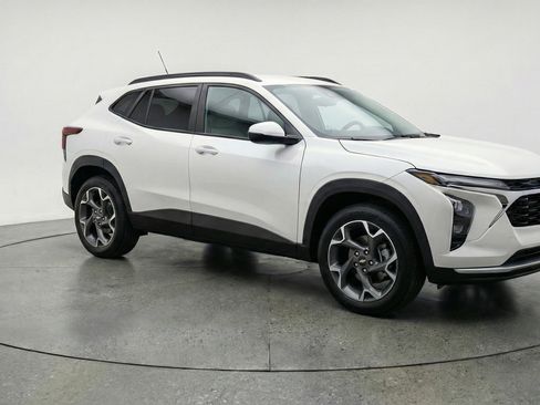 Used 2025 Chevrolet Trax LT w/ LT Convenience Package image 1