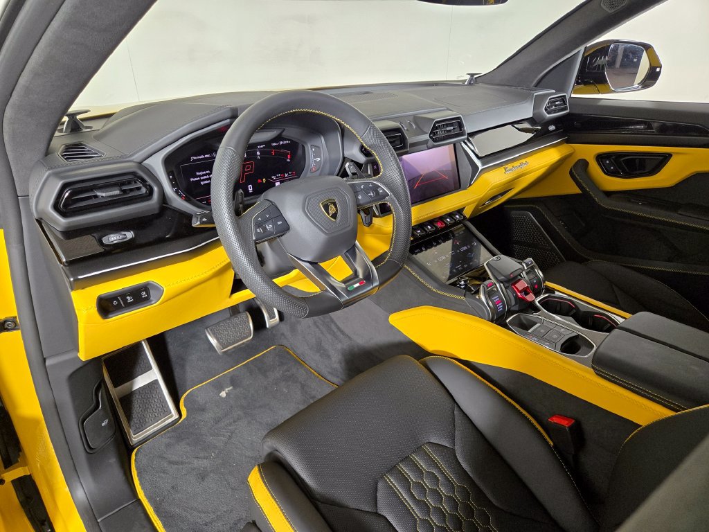 Used 2025 Lamborghini Urus SE AWD/4WD image 13