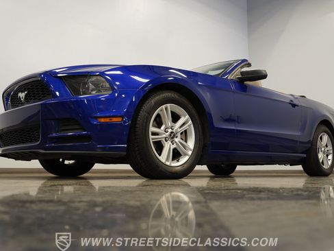 Used 2014 Ford Mustang Convertible RWD image 21