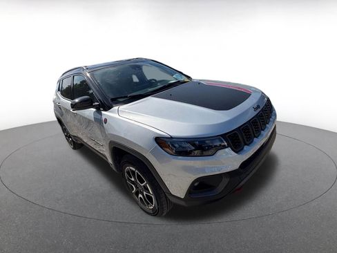 Used 2025 Jeep Compass Trailhawk AWD/4WD image 6