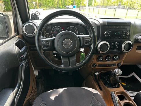 Used 2014 Jeep Wrangler Unlimited Rubicon w/ Connectivity Group AWD/4WD image 18