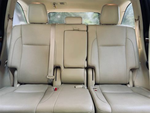 Used 2018 Toyota Highlander Limited Platinum FWD image 12