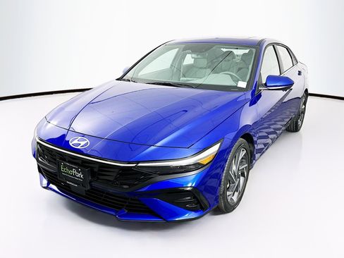 Used 2025 Hyundai Elantra SEL image 3