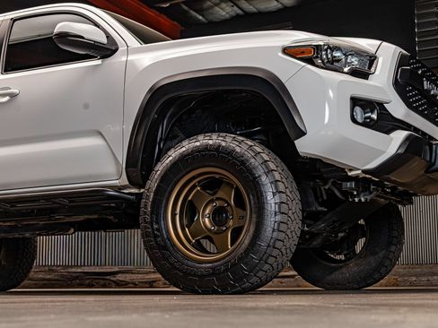 Used 2021 Toyota Tacoma TRD Off-Road w/ Technology Package AWD/4WD image 10