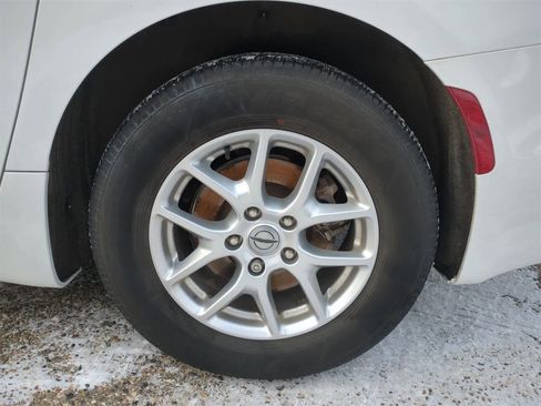 Used 2023 Chrysler Pacifica Touring-L image 14