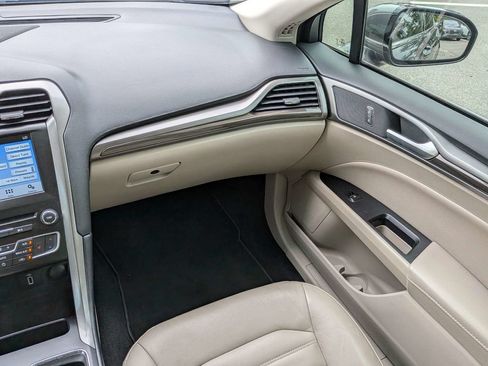 Used 2017 Ford Fusion SE w/ Fusion SE Technology Package FWD image 17