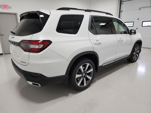 Used 2025 Honda Pilot Touring image 6