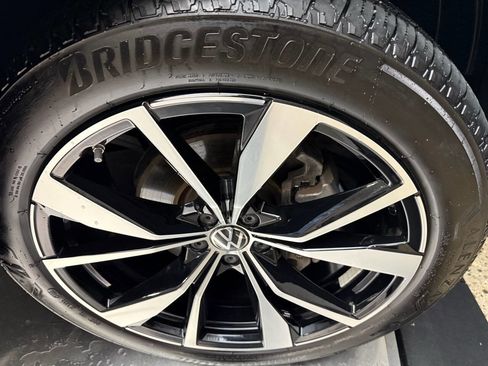 Used 2024 Volkswagen Atlas SEL Premium R-Line image 37