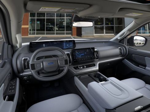 New 2026 Ford Expedition Platinum image 9