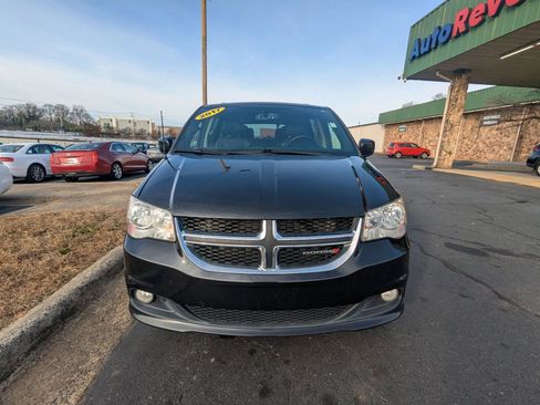 Used 2017 Dodge Grand Caravan SXT image 2