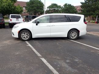 Used 2024 Chrysler Pacifica Touring-L FWD video 2