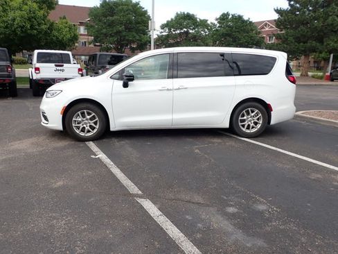 Used 2024 Chrysler Pacifica Touring-L FWD image 2