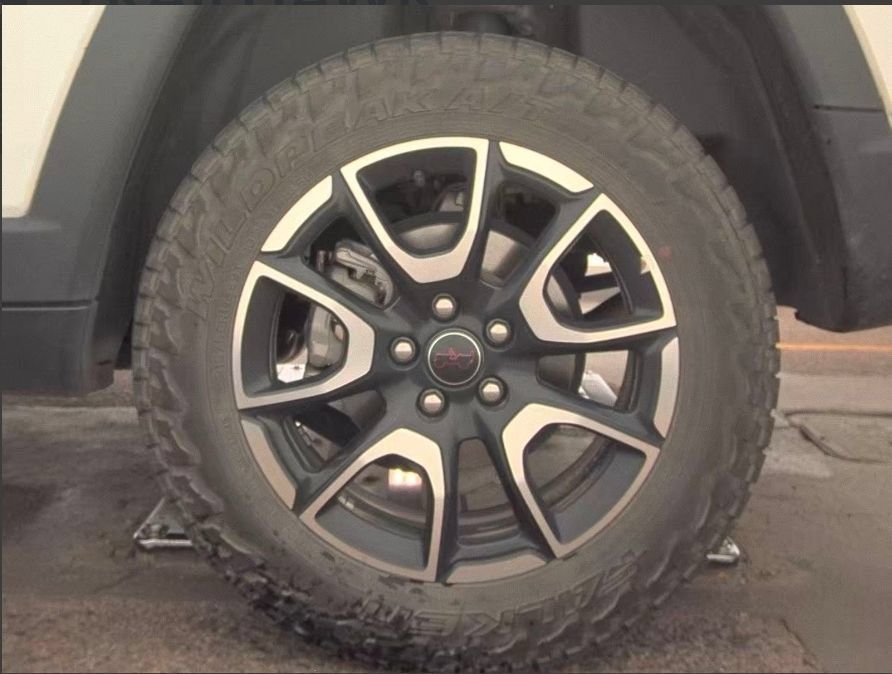 Used 2025 Jeep Compass Trailhawk AWD/4WD image 18