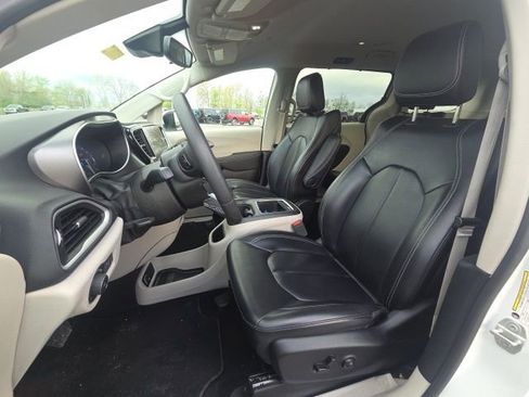 Used 2023 Chrysler Pacifica Touring-L FWD image 29
