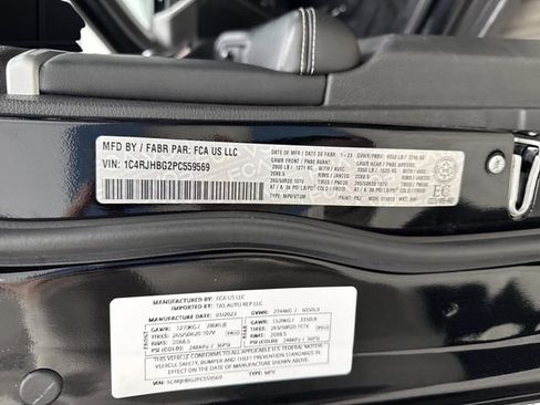 Used 2023 Jeep Grand Cherokee Limited w/ Luxury Tech Group II image 39