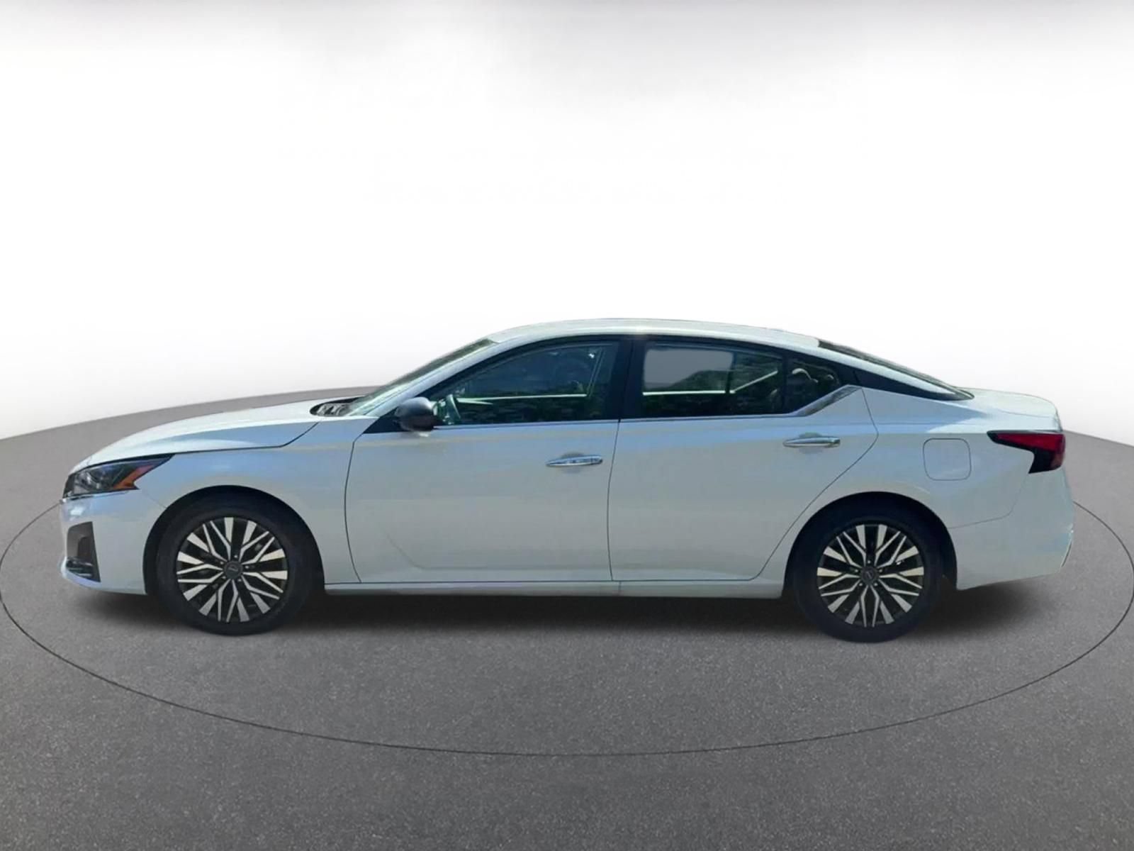 Used 2025 Nissan Altima 2.5 SV FWD image 8