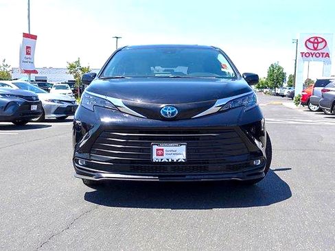Certified 2025 Toyota Sienna XLE FWD image 3