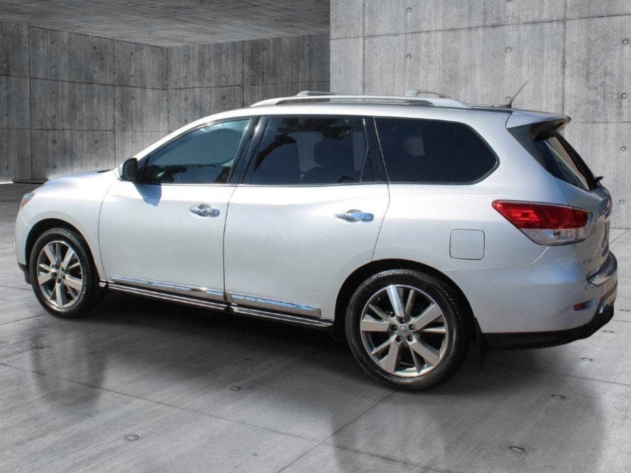 Used 2014 Nissan Pathfinder Platinum w/ Platinum Premium Package AWD/4WD image 3
