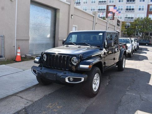 Used 2022 Jeep Gladiator Sport image 2