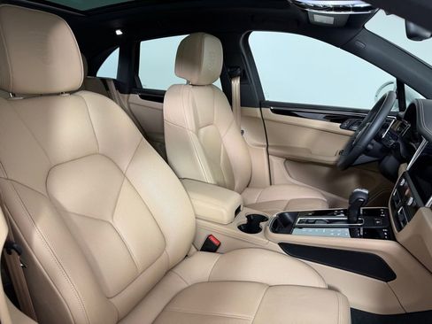 Certified 2026 Porsche Macan AWD/4WD image 16