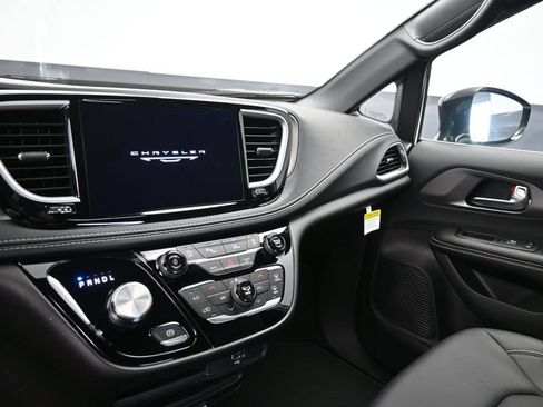 New 2027 Chrysler Pacifica Select FWD image 16