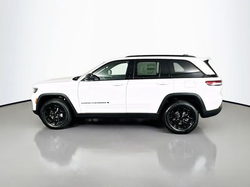 New 2025 Jeep Grand Cherokee Altitude image 4