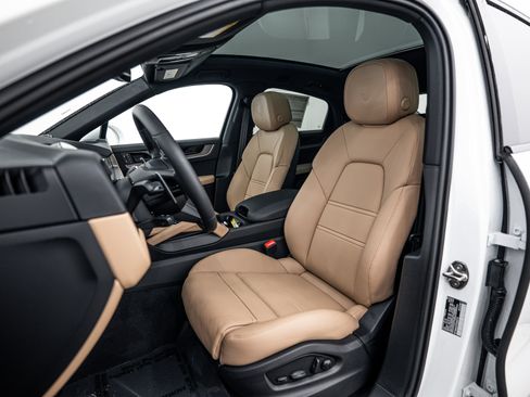 Certified 2026 Porsche Cayenne Coupe image 5