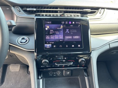Used 2025 Jeep Grand Cherokee Altitude AWD/4WD image 19