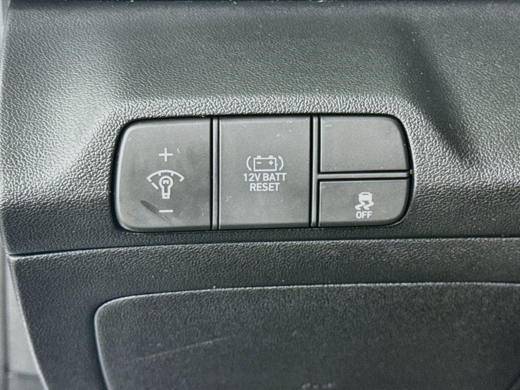 Certified 2025 Hyundai Elantra Limited FWD image 10