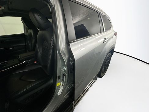 Used 2023 Toyota Highlander XLE FWD image 12