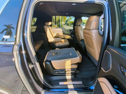 Used 2022 Cadillac Escalade ESV Premium Luxury image 38