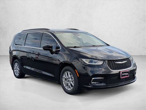 Used 2022 Chrysler Pacifica Touring-L image 3