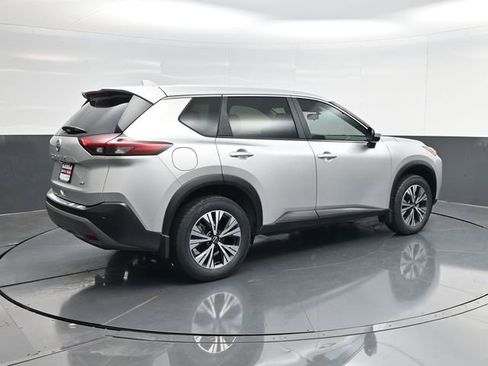 Used 2023 Nissan Rogue SV image 3