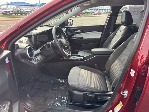 Used 2025 Chevrolet Trax LT w/ LT Convenience Package image 19