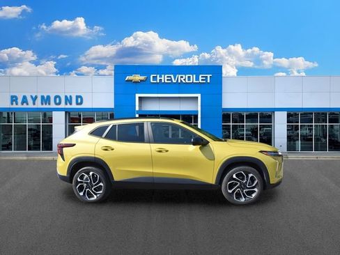 Used 2024 Chevrolet Trax RS w/ Driver Confidence Package FWD image 2