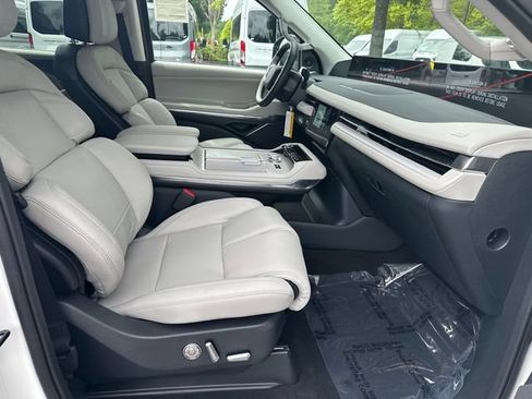 New 2026 Lincoln Navigator Premiere AWD/4WD image 14