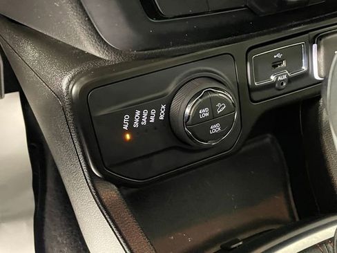 Certified 2023 Jeep Renegade Trailhawk w/ Sun/Sound Group AWD/4WD image 11
