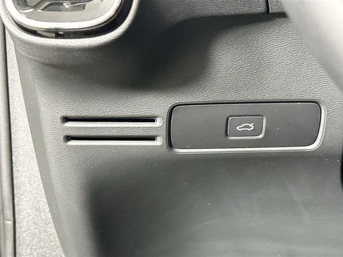 Used 2025 Volvo XC40 B5 Core w/ Protection Package Premier image 10