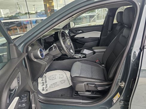 Used 2025 Chevrolet Trax LT w/ LT Convenience Package FWD image 19