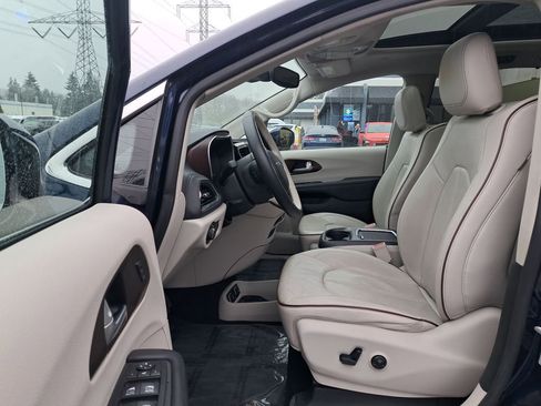 Used 2017 Chrysler Pacifica Limited image 11