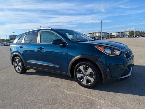 Certified 2017 Kia Niro LX image 2
