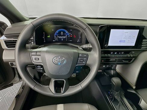 Used 2025 Toyota Camry SE image 11