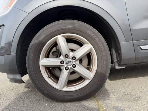 Used 2017 Ford Explorer XLT w/ Equipment Group 202A image 9