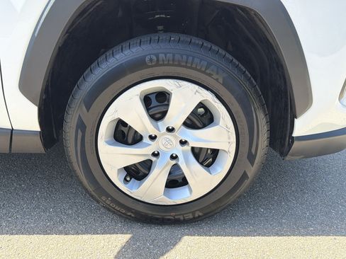 Used 2025 Toyota RAV4 LE AWD/4WD image 12