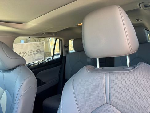 Certified 2025 Toyota Highlander Limited image 10