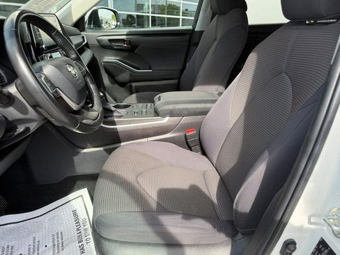 Used 2022 Toyota Highlander LE AWD/4WD image 17